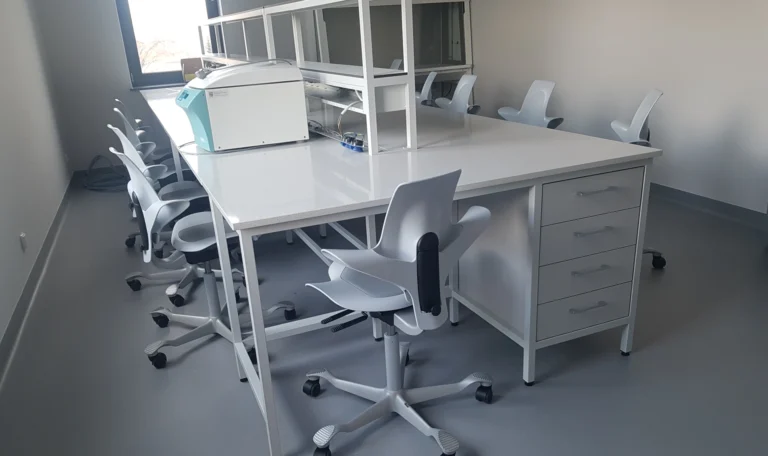 realizacja Mori Place nowoczesne wnętrza biurowe Uniwersytet Jana Kochanowskiego w Kielcach UJK wyposażenie laboratorium wydział medyczny projekt wnętrz zabudowy meblowe foto 2