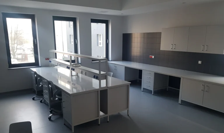 realizacja Mori Place nowoczesne wnętrza biurowe Uniwersytet Jana Kochanowskiego w Kielcach UJK wyposażenie laboratorium wydział medyczny projekt wnętrz zabudowy meblowe foto 4