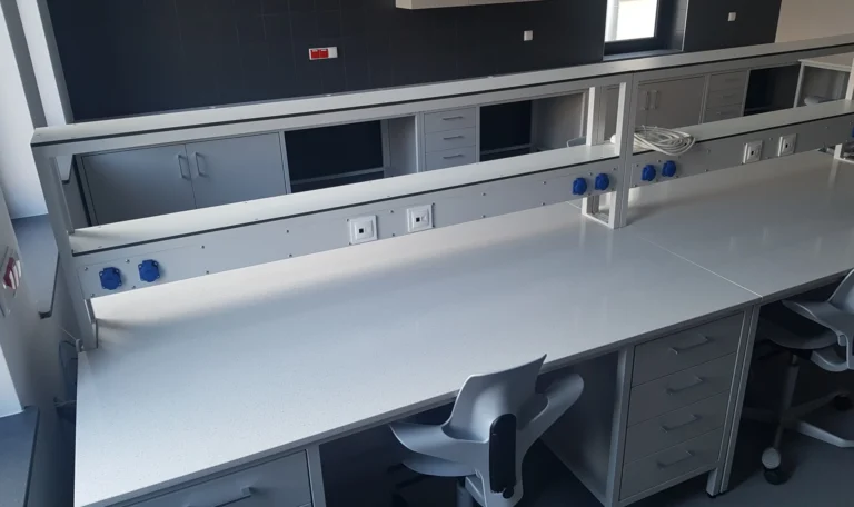 realizacja Mori Place nowoczesne wnętrza biurowe Uniwersytet Jana Kochanowskiego w Kielcach UJK wyposażenie laboratorium wydział medyczny projekt wnętrz zabudowy meblowe foto 5
