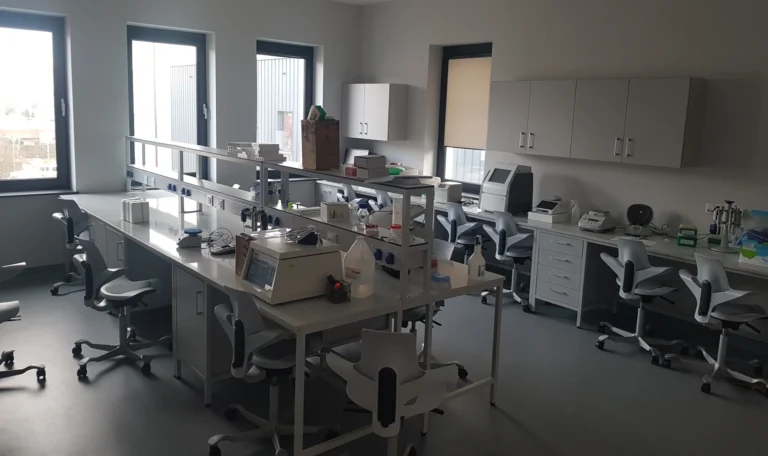 realizacja Mori Place nowoczesne wnętrza biurowe Uniwersytet Jana Kochanowskiego w Kielcach UJK wyposażenie laboratorium wydział medyczny projekt zabudowy meblowe foto 1