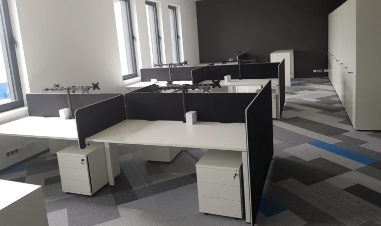 realizacja Mori Place nowoczesne wnętrza biurowe ergonomia w pracy wyposażenie biura Valmont umeblowanie pomieszczeń montaż mebli biurowych zabudowa meblowa na wymiar open space projekt wnętrz foto 1