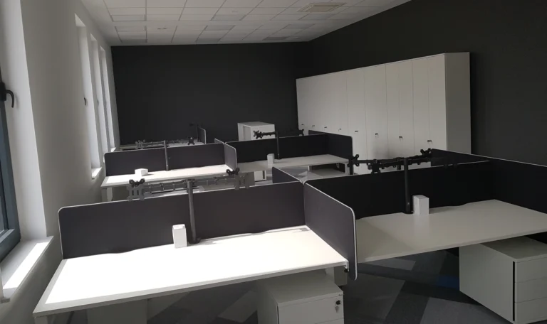 realizacja Mori Place nowoczesne wnętrza biurowe ergonomia w pracy wyposażenie biura Valmont umeblowanie pomieszczeń montaż mebli biurowych zabudowa meblowa na wymiar open space projekt wnętrz foto 2