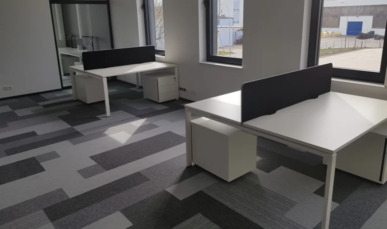 realizacja Mori Place nowoczesne wnętrza biurowe ergonomia w pracy wyposażenie biura Valmont umeblowanie pomieszczeń montaż mebli biurowych zabudowa meblowa na wymiar open space projekt wnętrz foto 3