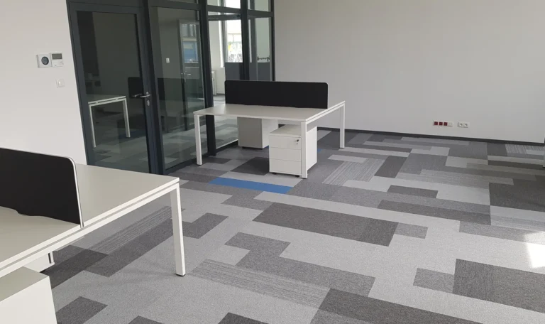 realizacja Mori Place nowoczesne wnętrza biurowe ergonomia w pracy wyposażenie biura Valmont umeblowanie pomieszczeń montaż mebli biurowych zabudowa meblowa na wymiar open space projekt wnętrz foto 4