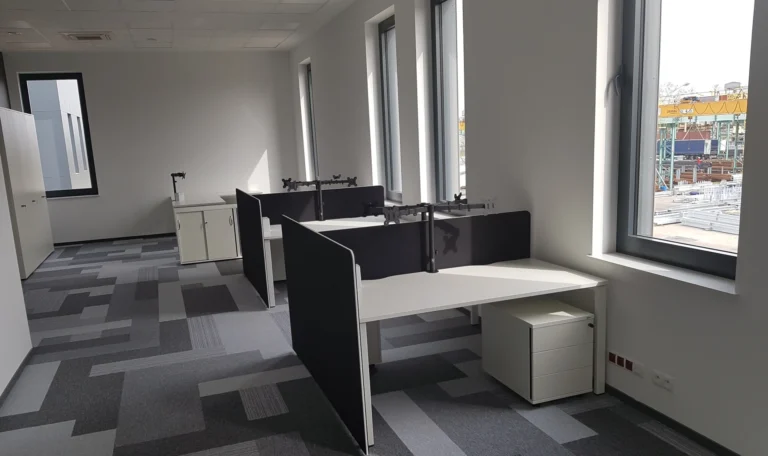 realizacja Mori Place nowoczesne wnętrza biurowe ergonomia w pracy wyposażenie biura Valmont umeblowanie pomieszczeń montaż mebli biurowych zabudowa meblowa na wymiar open space projekt wnętrz foto 6
