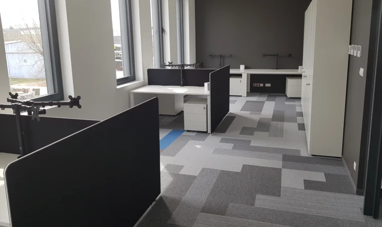 realizacja Mori Place nowoczesne wnętrza biurowe ergonomia w pracy wyposażenie biura Valmont umeblowanie pomieszczeń montaż mebli biurowych zabudowa meblowa na wymiar open space projekt wnętrz foto 7