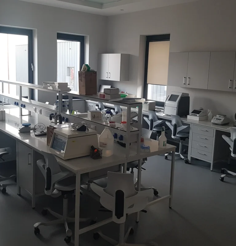 realizacja Mori Place nowoczesne wnętrza biurowe Uniwersytet Jana Kochanowskiego w Kielcach UJK wyposażenie laboratorium wydział medyczny projekt zabudowy meblowe foto 1