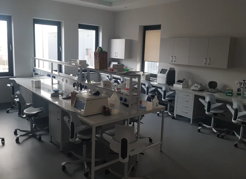 realizacja Mori Place nowoczesne wnętrza biurowe Uniwersytet Jana Kochanowskiego w Kielcach UJK wyposażenie laboratorium wydział medyczny projekt zabudowy meblowe foto 1