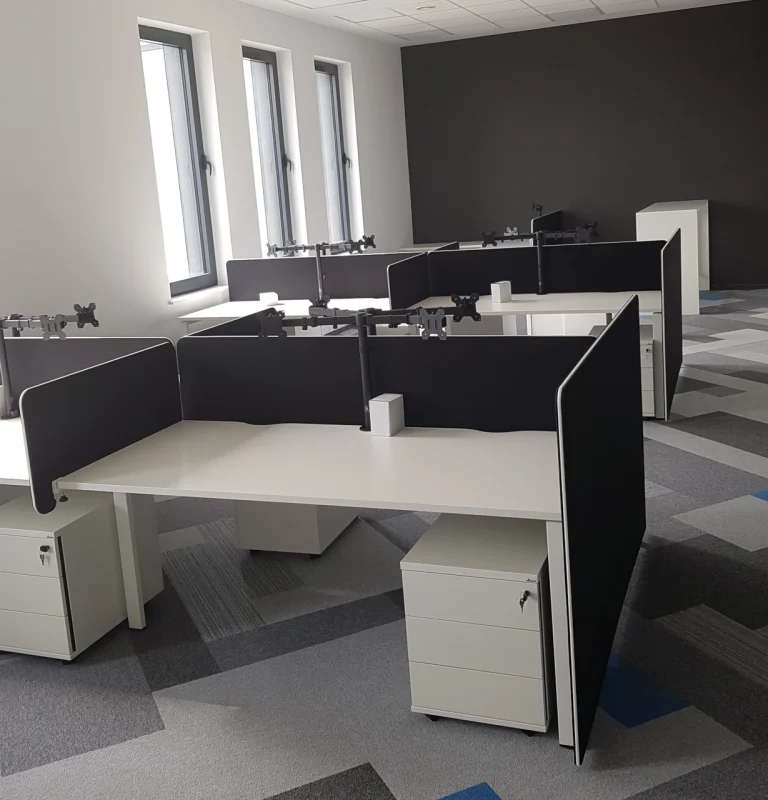 realizacja Mori Place nowoczesne wnętrza biurowe ergonomia w pracy wyposażenie biura Valmont umeblowanie pomieszczeń montaż mebli biurowych zabudowa meblowa na wymiar open space projekt wnętrz foto 1