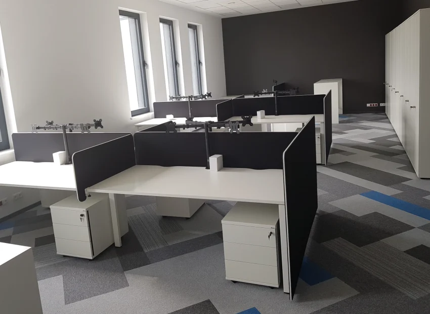 realizacja Mori Place nowoczesne wnętrza biurowe ergonomia w pracy wyposażenie biura Valmont umeblowanie pomieszczeń montaż mebli biurowych zabudowa meblowa na wymiar open space projekt wnętrz foto 1